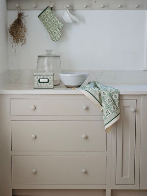 The Artichoke Tea Towel brings cottage style charm to your kitchen with its vintage green artichoke design set against a creamy ivory background. Crafted from 100% cotton, this multi-functional towel is ideal for lining bread baskets, drying dishes, or enhancing your kitchen’s decor. A discreet corner loop ensures effortless hanging and accessibility.