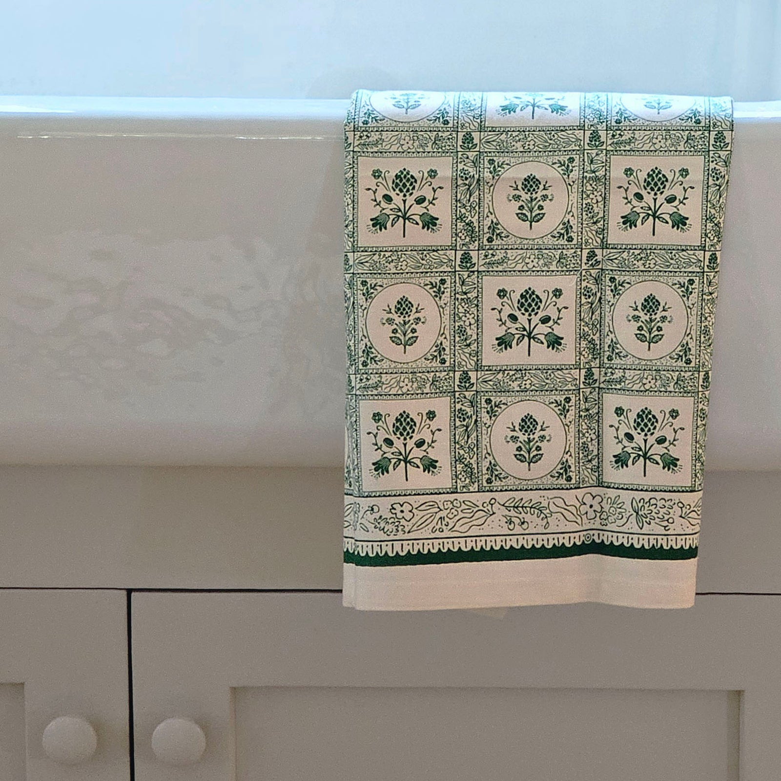 The Artichoke Tea Towel brings cottage style charm to your kitchen with its vintage green artichoke design set against a creamy ivory background. Crafted from 100% cotton, this multi-functional towel is ideal for lining bread baskets, drying dishes, or enhancing your kitchen’s decor. A discreet corner loop ensures effortless hanging and accessibility.