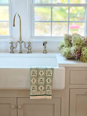 The Artichoke Tea Towel brings cottage style charm to your kitchen with its vintage green artichoke design set against a creamy ivory background. Crafted from 100% cotton, this multi-functional towel is ideal for lining bread baskets, drying dishes, or enhancing your kitchen’s decor. A discreet corner loop ensures effortless hanging and accessibility.