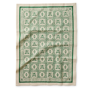 The Artichoke Tea Towel brings cottage style charm to your kitchen with its vintage green artichoke design set against a creamy ivory background. Crafted from 100% cotton, this multi-functional towel is ideal for lining bread baskets, drying dishes, or enhancing your kitchen’s decor. A discreet corner loop ensures effortless hanging and accessibility.
