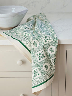 The Artichoke Tea Towel brings cottage style charm to your kitchen with its vintage green artichoke design set against a creamy ivory background. Crafted from 100% cotton, this multi-functional towel is ideal for lining bread baskets, drying dishes, or enhancing your kitchen’s decor. A discreet corner loop ensures effortless hanging and accessibility.