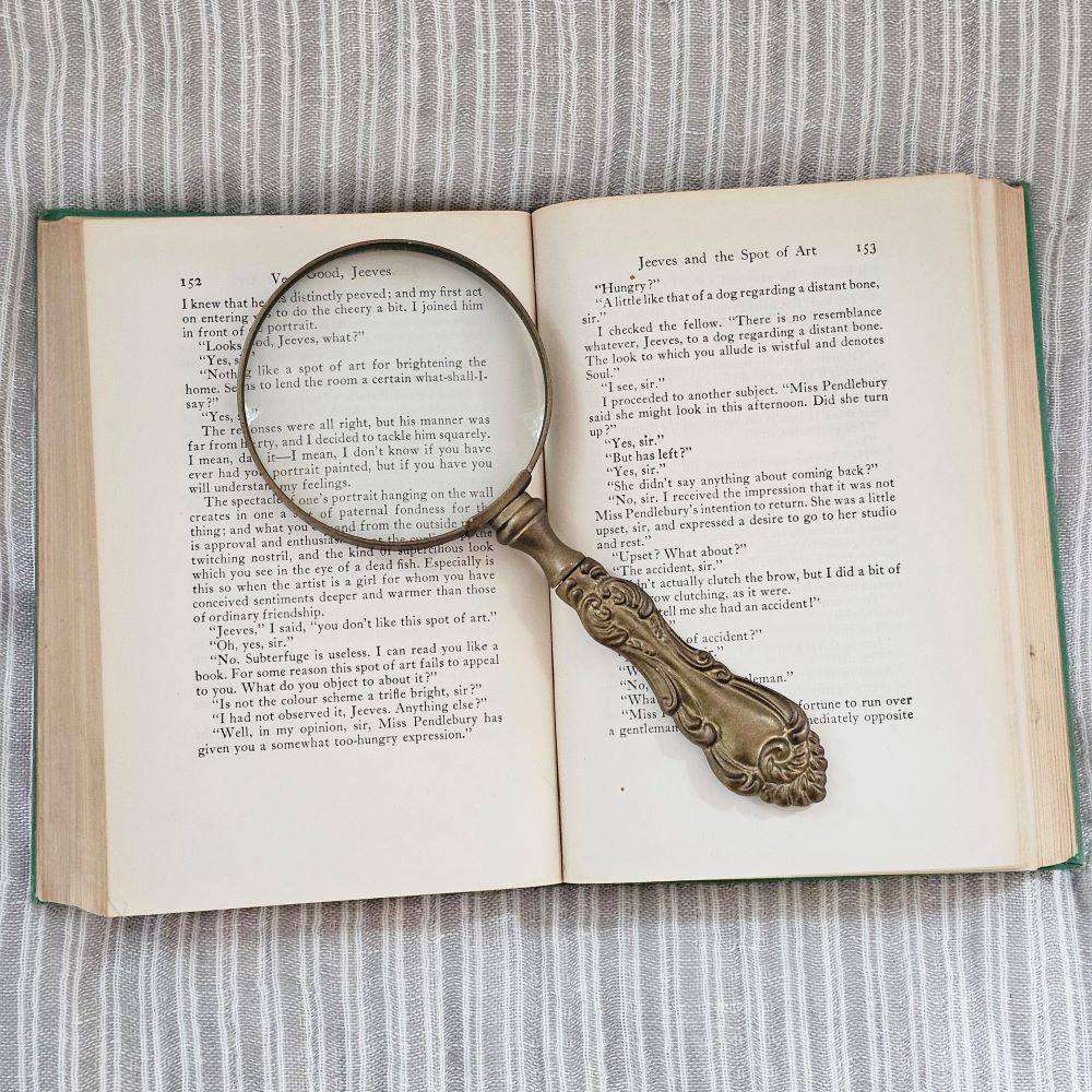 You won't miss the fine print with this Brass Finish Magnifying Glass. It is the perfect little helper.&nbsp; The handle features an intricate vintage design. Great for a vintage style home office. 3.5"W x 8.5"H