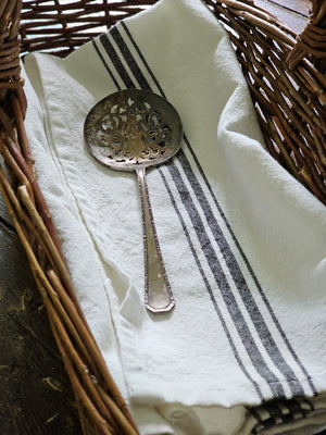 You'll love the French Country look of these Bistro Style Black Stripe Kitchen Towels. Classic black stripes against an ivory white background bring a bit of vintage style to your farm kitchen chores. The quality of this set's cotton makes for handy and easy care. Features loop on backside for hanging. Hand Wash. Set of 2, 100% cotton. 20" x 28"