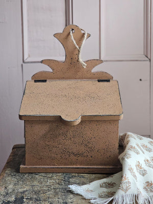 The Distressed Primitive Recipe Box brings a timeless, rustic charm to your kitchen decor. Adorned with a pineapple cutout and equipped with a pre-drilled hole and jute string, it offers flexible display options. Its colonial brown mustard finish, accented by subtle dark wood undertones, creates an authentic antique appeal. This elegant wooden box is perfect for organizing recipe cards (not included) or small keepsakes. 