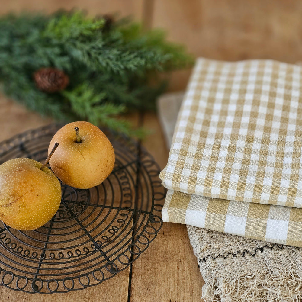 https://farmhousewares.com/cdn/shop/files/Golden-Wheat-Gingham-Kitchen-Towels-with-Trivet-and-pears_2048x.jpg?v=1700155007