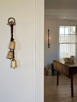 Add vintage old-world charm to any room with our Antiqued Brass Wreath Wall Hook. The aged brass finish and an ornate wreath design lends easy elegance to your home. Include two screws for hanging. With Hanging Gold Bells