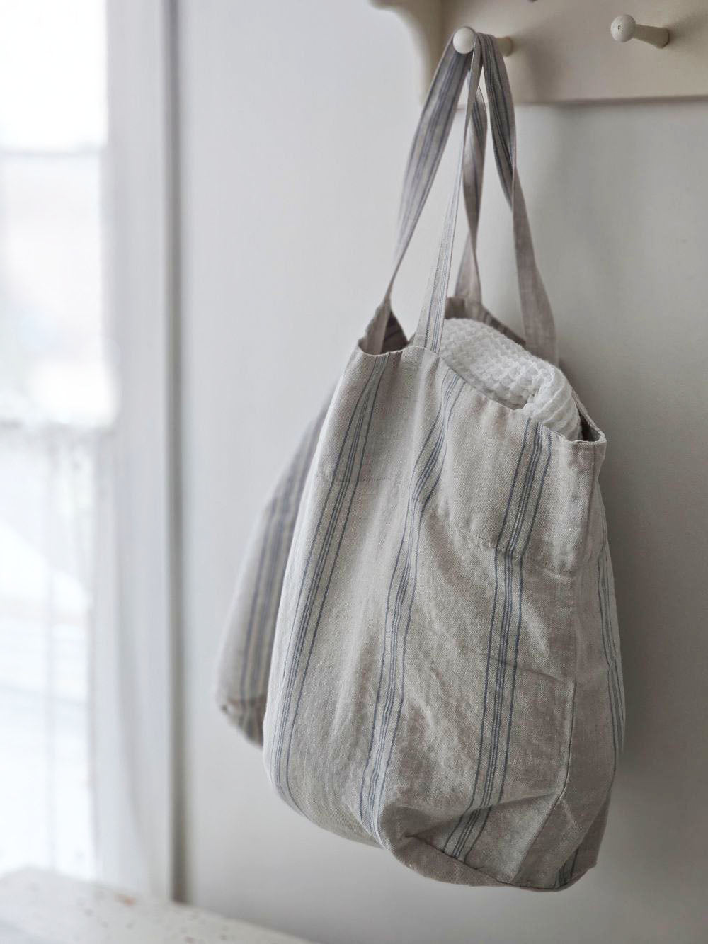 The super soft Linen French Market Bag is perfect everyday shopping, weekend getaways, farmers market hauls, or a trip to the beach on a hot summer's day. Its generous size and comfortable straps will make this your go-to tote. Made from 100% natural linen, this stylish bag is a sustainable choice.