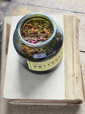 This old-timey, spicy blend of rose buds, lavender, cinnamon will fill your home with a sense of warmth and soothing calm. In 1858, Eldress Hester Ann Adams created this Shakers' Recipe Potpourri