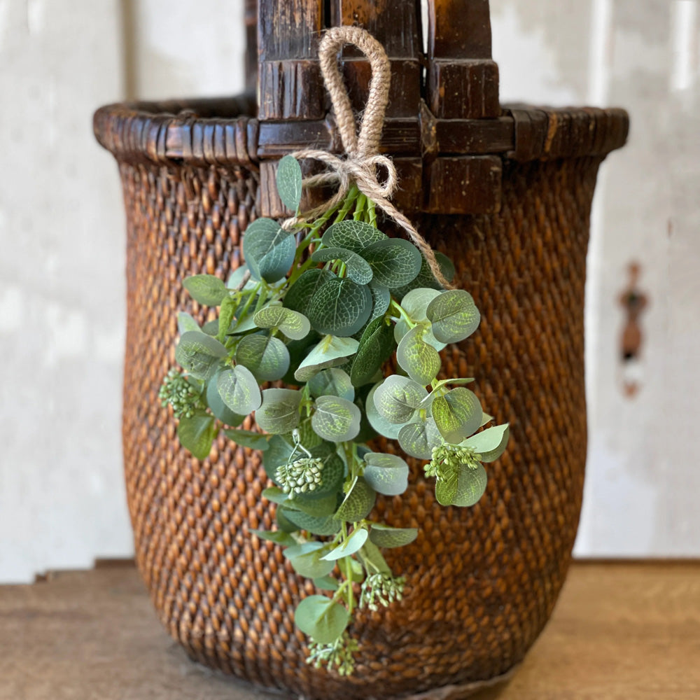 This Sweet Seeded Eucalyptus Drop Swag makes a sweet country accent for any room. The faux seeded eucalyptus features rustic grey/green seeds and lightly variegated eucalyptus leaves. The drop is easily hung with its twine loop for a casual, relaxed farmhouse appeal. 13"H