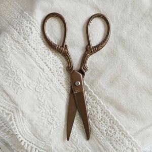 These exquisitely crafted Vintage Style Embroidery Scissors combine elegance and function, perfect for precise cutting in sewing, embroidery, and needlework. Each pair comes with a matching brocade sheath, ensuring safe storage and easy portability. A refined accessory for any craft enthusiast or a thoughtful collectible gift, these scissors bring timeless style to your creative projects. 
