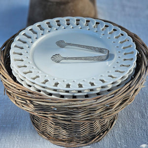 Add a touch of elegance to your entertaining with this Vintage Style Mini Serving Tong. Features a sweet shell design and detailing along the sides, this stainless steel tong is perfect for small items, fruits, such as sugar cubes, olives, ice cubes and more. .66"W x 3.54"L