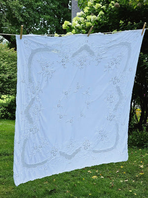 Vintage Style White Linen Cutwork Lace and Embroidery Tablecloth