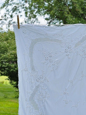 Vintage Style White Linen Cutwork Lace and Embroidery Tablecloth