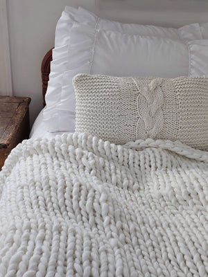 Whit chunky Knit Throw with Knit Pillow