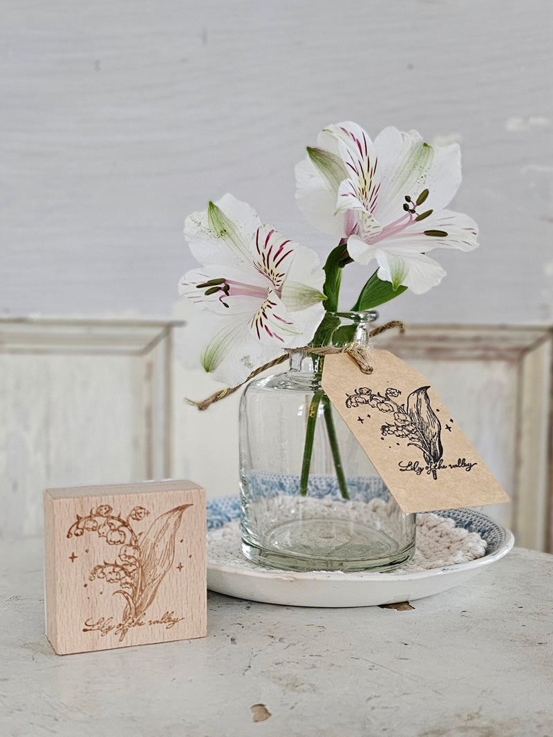 https://farmhousewares.com/cdn/shop/products/Botanical-Stamps-Lily-with-Inkwell_2048x.jpg?v=1679581853