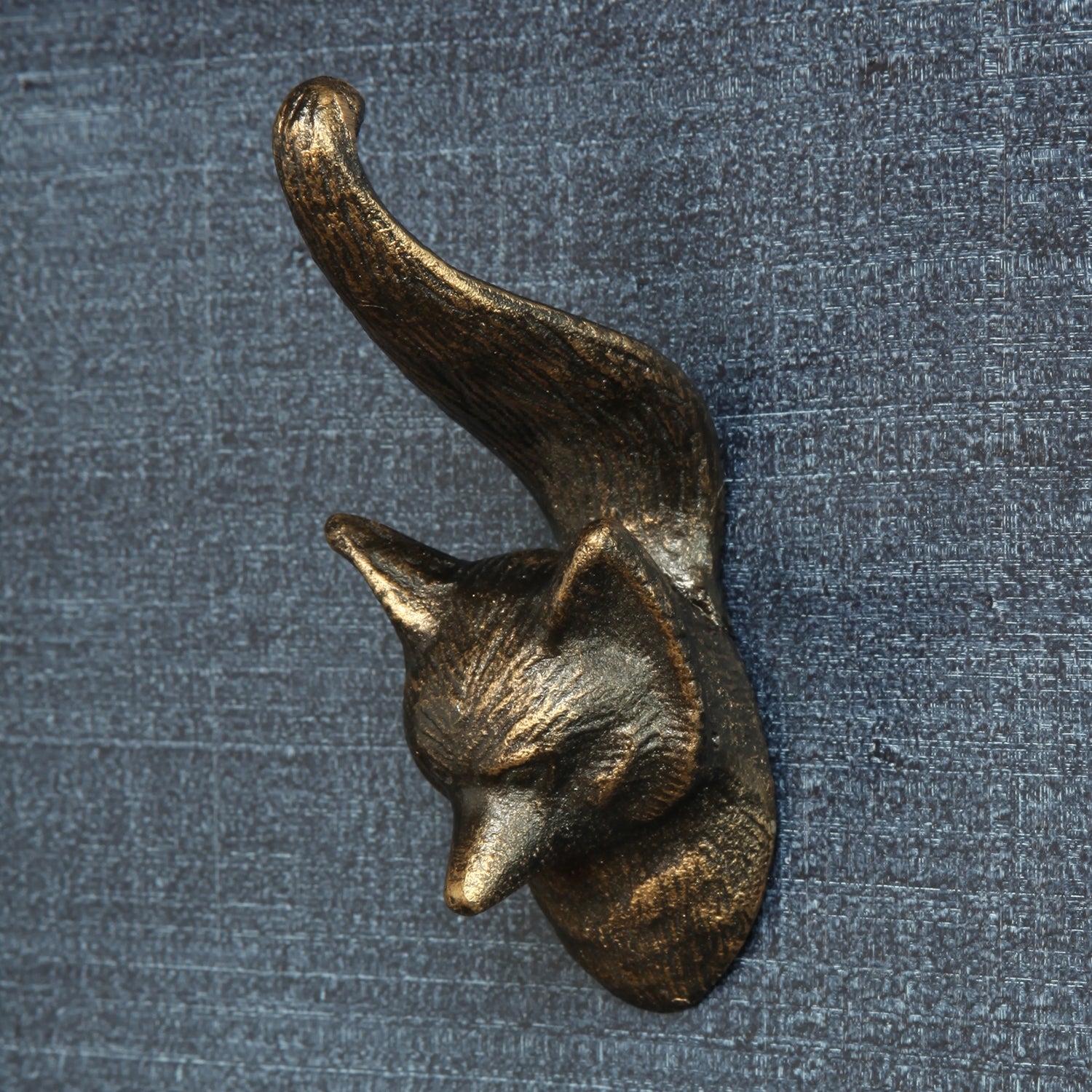 An art piece on its own, this exquisitely detailed Fox Wall Hook makes functional fashionable. This wall sculpture comes with 2 holes on back for ease of hanging. Constructed from Cast Iron and finished in a beautiful bronze natural finish. 2.5"L x 3"W x 5"H