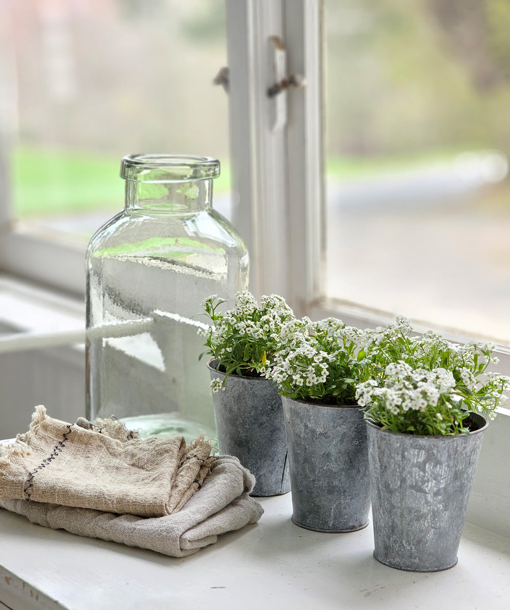 How to decorate with recycled glass vases